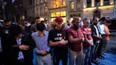 Umat muslim melaksanakan salat berjemaah usai berbuka puasa bersama di dekat Trump Tower, New York, Kamis (1/6). Ratusan muslim demo memprotes retorika dan kebijakan Donald Trump yang xenophobia, seperti larangan perayaan Ramadan di AS. (Jewel SAMAD/AFP)