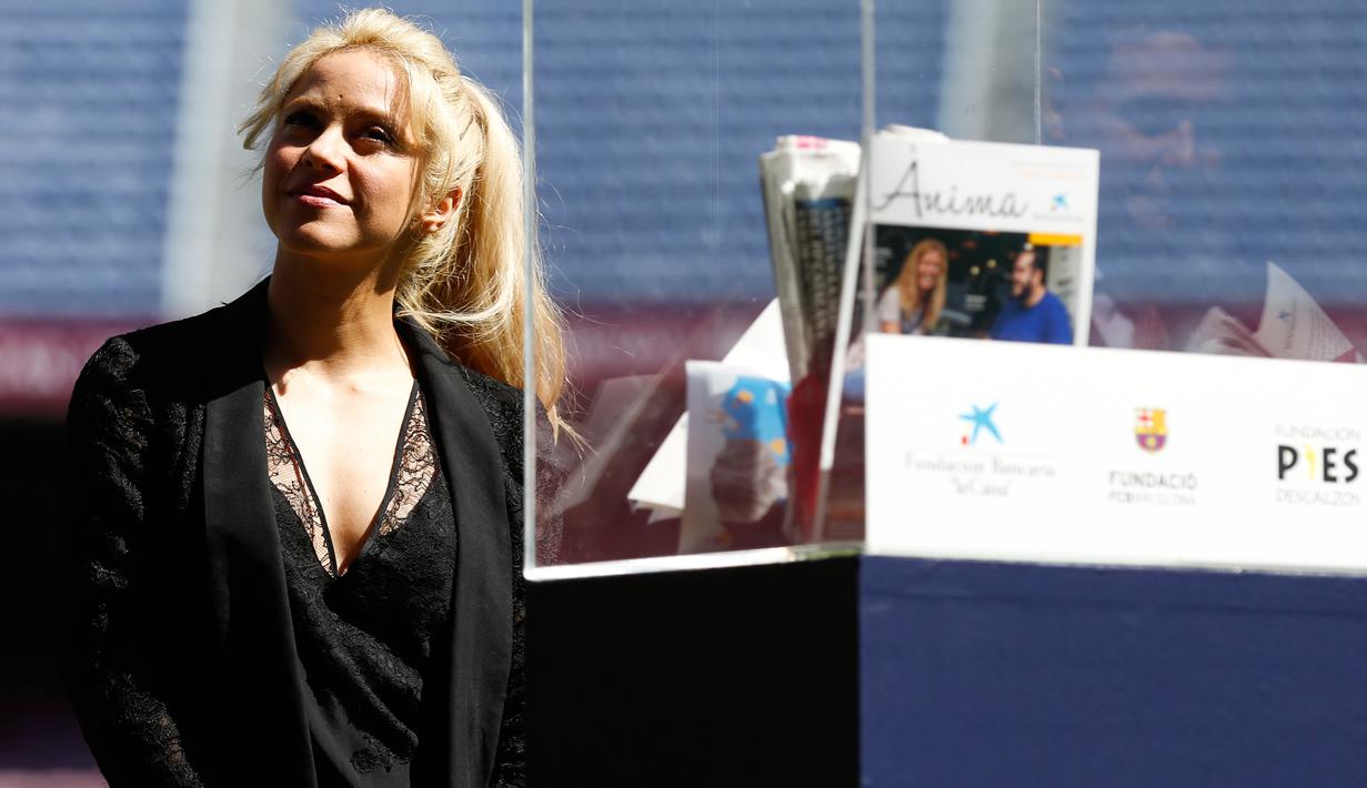 Penyanyi Kolombia, Shakira saat menghadiri acara amal di Stadion Camp Nou, Barcelona di Spanyol, Selasa (28/3). Shakira yang didaulat sebagai Duta UNICEF itu akan membangun sekolah bekerja sama dengan klub Barcelona dan Yayasan La Caixa.( PAU BARRENA/AFP)