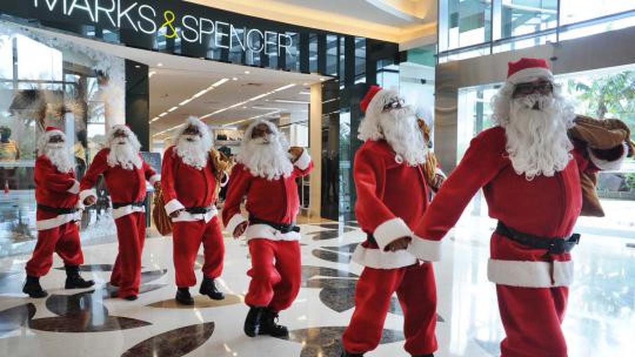 Santa Claus bagi-bagi hadiah di Lippo Mall Kemang