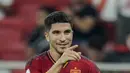 Gelandang Spanyol, Carlos Soler  berselebrasi dengan rekan setimnya setelah mencetak gol ke gawang Kosta Rika pada pertandingan grup E Piala Dunia 2022 Qatar di Stadion Al Thumama di Doha, Qatar, Rabu (23/11/2022). Spanyol menang atas Kosta Rika dengan skor 7-0. (AP Photo/Francisco Seco)