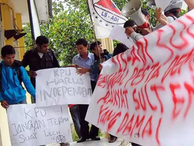 Citizen6, Sulawesi: Puluhan massa yang tergabung dalam lingkar studi aksi dan demokrasi indonesia (LS-ADI) Sulawesi Tenggara menggelar orasi di halaman kantor komisi pemilihan umum (KPU), Senin (4/4). (Pengirim: Nanang Kurniawan)