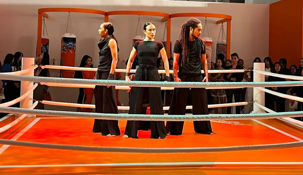 <p>Suasana gym lengkap dengan area sasa tinju, menjadi perhatian utama. Semua dekorasi didominasi warna orange dan putih yang dipesan khusus. Para pengunjung seolah-olah berada dalam sebuah area olahraga yang beragam dengan gaya sporty lux dan eksklusif khas Hermes. [Foto: Fimela.com]</p>