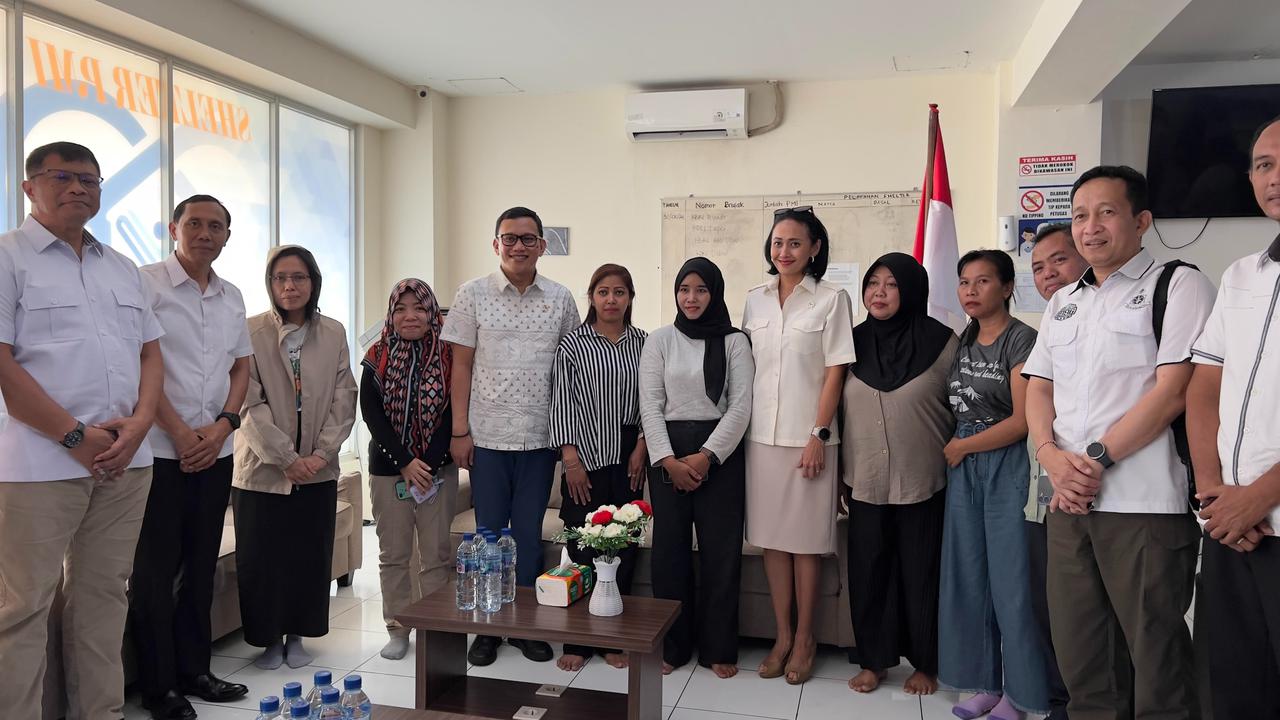 Menteri Perlindungan Pekerja Migran Indonesia (PPMI), Abdul Kadir Karding (kelima dari kiri) menemui 6 CPMI yang gagal diberangkatkan ke Irak sebagai pekerja ilegal.