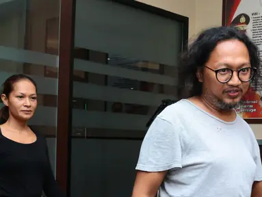 Penyiar radio Arie Dagienkz saat tiba di Polres Jakarta Selatan, Kamis (3/8). Arie Dagienkz bersama gitaris andra n the backbone Stevie Morley Item menjenguk Tora Sudiro dan istrinya Mieke Amalia. (Liputan6.com/Herman Zakharia)