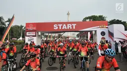 Peserta mengikuti Gowes Bersama Indonesia Damai #iRide4Peace di Silang Monas, Minggu (4/11). Acara ini dimeriahkan jajaran Polri, TNI, KPU, Bawaslu, komunitas sepeda, serta atlet sepeda nasional juga masyarakat umum. (Merdeka.com/ Iqbal S. Nugroho)