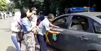 Angkutan Umum Demo, Polisi "Narik" Penumpang