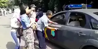 Angkutan Umum Demo, Polisi "Narik" Penumpang