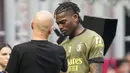 Reaksi kecewa pemain AC Milan, Rafael Leao (kanan) saat ditarik ke luar lapangan oleh pelatih Stefano Pioli pada laga pekan ke-34 Liga Italia 2022/2023 antara AC Milan melawan Lazio di San Siro, Milan, Italia, Sabtu (06/05/2023). Leao digantikan oleh Alexis Saelemaekers pada menit ke-11. (AP Photo/Luca Bruno)