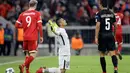 Kiper Paris Saint-Germain, Alphonse Areola bereaksi setelah gawangnya dibobol pemain Bayern Munchen pada matchday keenam Grup B Liga Champions di Stadion Allianz Arena, Rabu (6/12). Bayern memenangi laga atas PSG dengan skor 3-1. (AP/Matthias Schrader)
