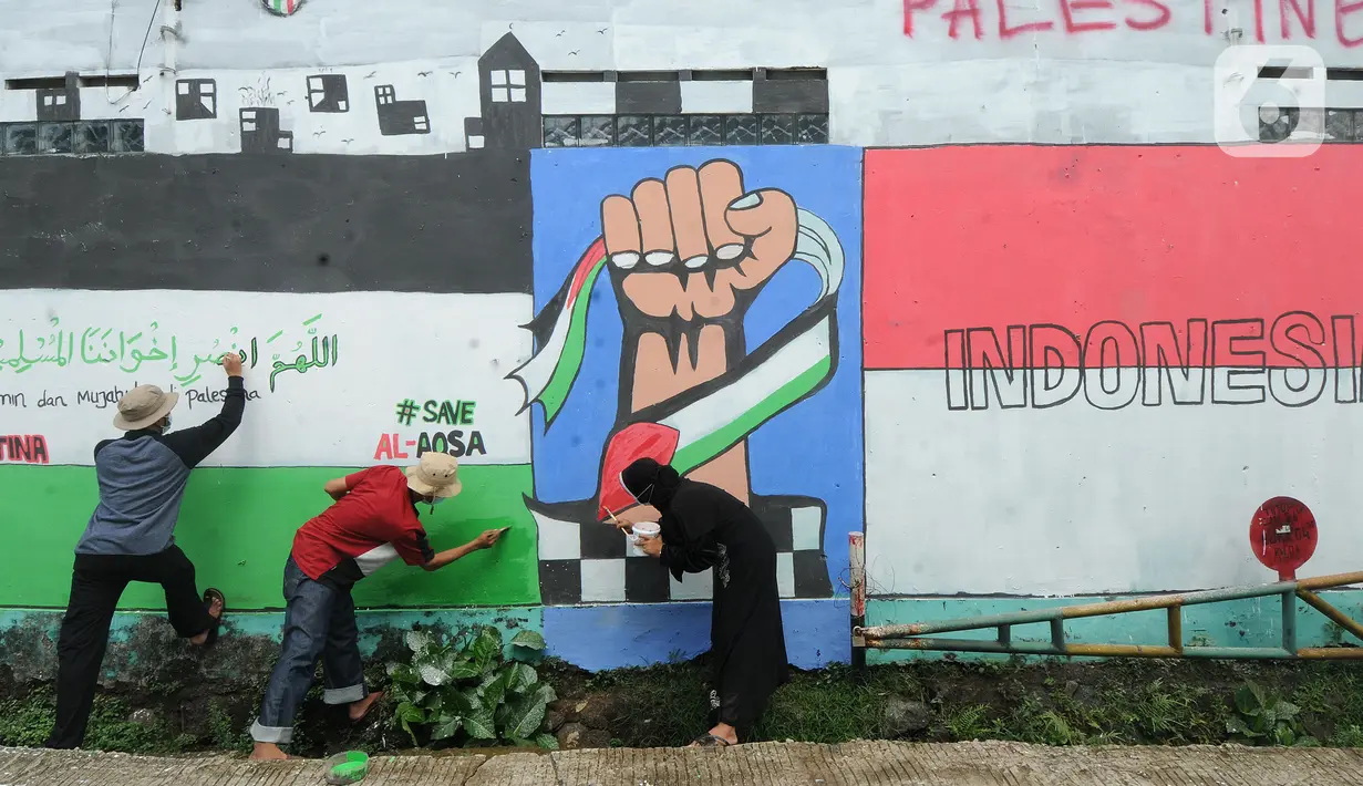 Remaja membuat mural bertema solidaritas untuk Palestina di Gang Jambu, Kedaung, Depok, Jawa Barat, Selasa (18/5/2021). Remaja Majelis Al Muntaqilin membuat mural tersebut sebagai solidaritas serta doa bagi umat muslim Palestina dan Masjid Al Aqsa atas serangan Israel. (merdeka.com/Arie Basuki)
