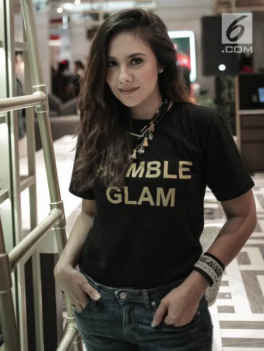 Aktris cantik Wulan Guritno berpose saat ditemui awak media di kawasan Jakarta, Rabu (28/3). Meski sudah mempunyai 3 anak, dirinya tetap terlihat awet muda dan fashionable. (Liputan6.com/Faizal Fanani)