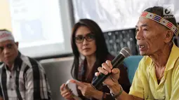 Perwakilan masyarakat Kepulauan Mentawai, Heronimus  memberikan memberikan paparan saat hadir dalam pernyataan bersama menolak hutan tanaman industri (HTI) Pulau Siberut Mentawai di Jakarta, Kamis (9/11). (Liputan6.com/Faizal Fanani)