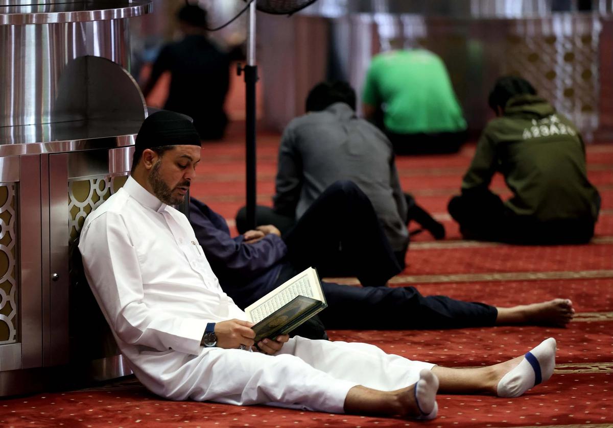 FOTO Warga Manfaatkan Awal Ramadan untuk Beribadah di Masjid Istiqlal