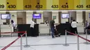 Para penumpang melakukan check in di Bandara Internasional Baghdad di Baghdad, Irak, pada 23 Juli 2020. Otoritas Penerbangan Sipil Irak membuka kembali penerbangan internasional reguler pada Kamis (23/7), kendati total infeksi COVID-19 di negara tersebut mencapai 102.226. (Xinhua)