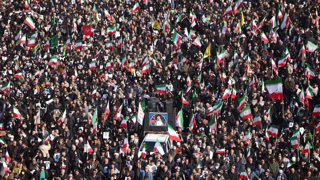 FOTO: Ribuan Warga Iran Turun ke Jalan Dukung Mojtaba Khamenei