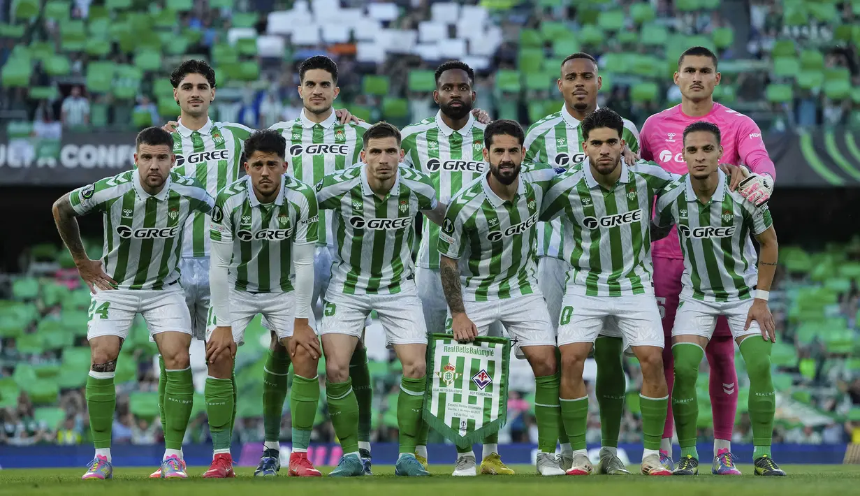 Starting XI pemain Real Betis dalam laga leg 1 semifinal Conference League 2024/2025 melawan Fiorentina di Benito Villamarin Stadium, Sevilla, Spanyol, Kamis (01/05/2025) waktu setempat. (AP Photo/Jose Breton)