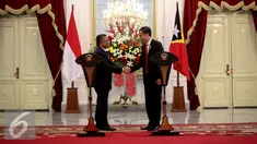 Presiden Jokowi (kanan) dan PM Timor Leste Rui Maria De Araujo berjabat tangan usai memberikan keterangan pers di Istana Merdeka, Jakarta, Rabu (26/8/2015). Pertemuan tersebut untuk meningkatkan kerjasama antar kedua negara. (Liputan6.com/Faizal Fanani)