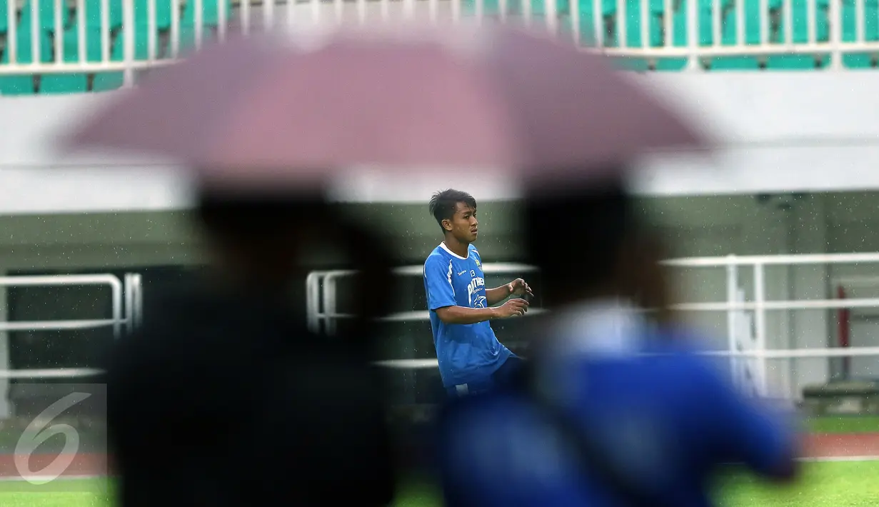 Pewarta mengabadikan pemain tengah Persib, Febri Hariyadi saat mengikuti latihan jelang laga perebutan tempat ketiga Piala Presiden 2017 melawan Semen Padang di Stadion Pakansari, Kab Bogor, Jumat (10/3). (Liputan6.com/Helmi Fithriansyah)