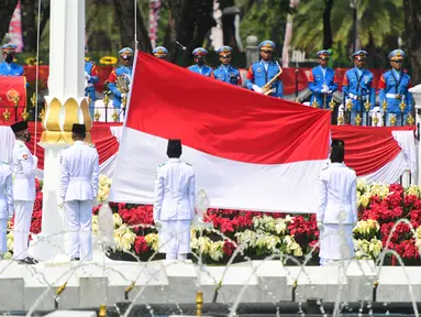 Pasukan Pengibar Bendera Pusaka (Paskibraka) bersiap mengibarkan Bendera Merah Putih saat saat upacara peringatan HUT ke-76 RI di Istana Merdeka, Selasa (17/8/2021). (Foto:Muchlis Jr-Biro Pres Sekretariat Presiden)