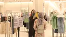 Petugas mengecek suhu pengunjung sebelum memasuki gerai pakaian di Mall Senayan City, Jakarta, Senin (15/6/2020). Pusat perbelanjaan atau mal di Jakarta kembali dibuka pada Senin (15/6) di masa PSBB transisi dengan jumlah pengunjung masih dibatasi hanya 50 persen. (Liputan6.com/Herman Zakharia)