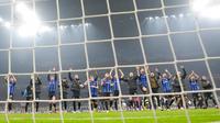 Para pemain Inter Milan merayakan kemenangan atas Porto pada pertandingan sepak bola leg pertama babak 16 besar Liga Champions di Stadion San Siro, Milan, Italia, 22 Februari 2023. Inter Milan mengalahkan Porto dengan skor 1-0. (AP Photo/Luca Bruno)