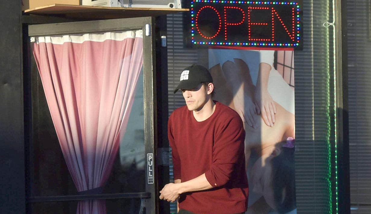 Aktor tampan, Ashton Kutcher belum lama ini kepergok keluar dari panti pijat plus-plus asal Thailand yang terletak di Los Angeles. Suami Mila Kunis itu mengenakan busana santai dengan topi baseball saat keluar dari panti pijat tersebut. (thesun.co.uk)