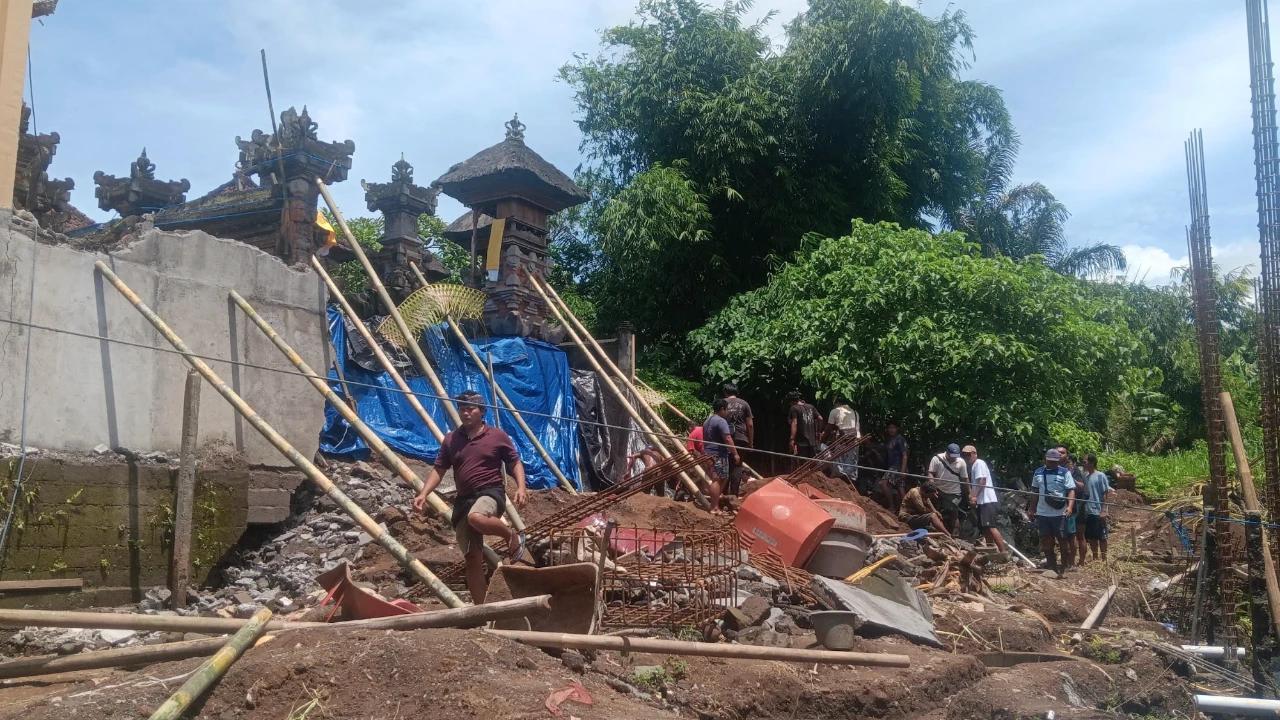 3 Orang Pekerja Bangunan Tertimbun Tanah Longsor, 1 Orang Meninggal