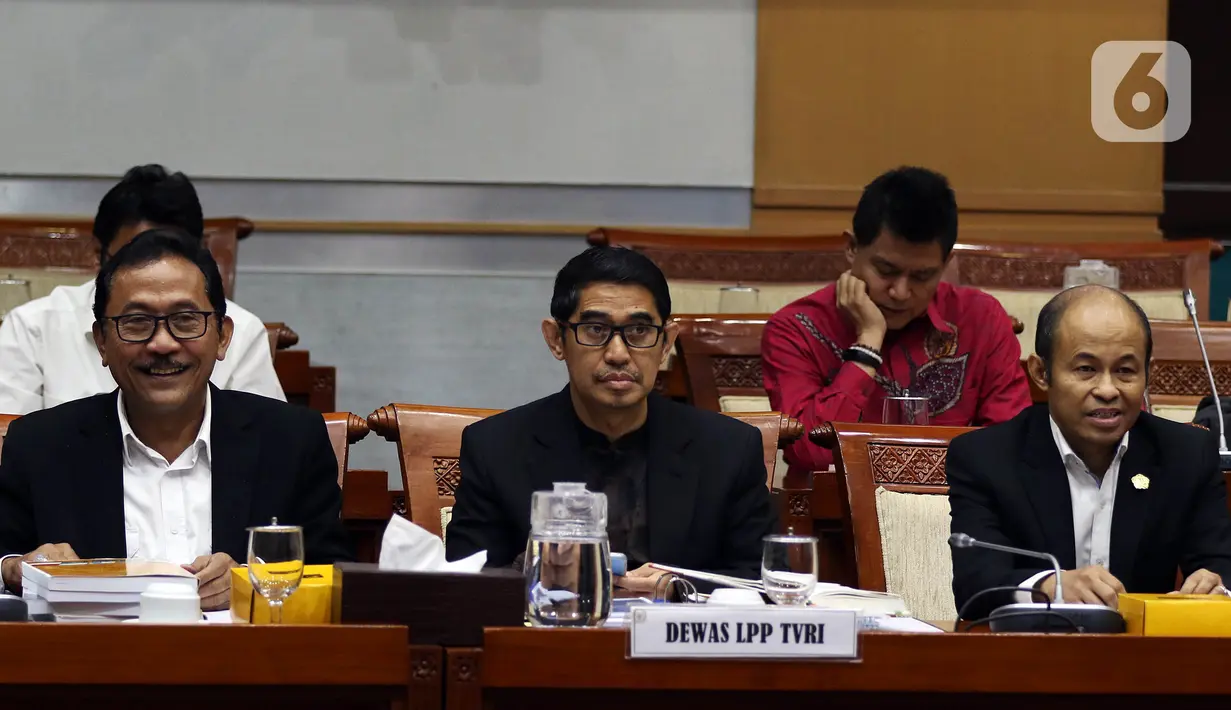 Ketua Dewas TVRI Arief Hidayat (tengah) mengikuti rapat dengar pendapat dengan Komisi I DPR, Jakarta, Selasa (21/1/2020). Rapat tersebut untuk mendapat kejelasan dari Dewas TVRI tentang perkembangan penyelesaian masalah pemberhentian Dirut LPP TVRI Helmy Yahya. (Liputan6.com/Johan Tallo)