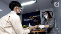 Pekerja mengurus proses BSU melalui Bank Mandiri di PT Perusahaan Industri Ceres, Bandung, Jumat (10/9/2021). Bank Mandiri mengoptimalkan seluruh jaringan perseroan di wilayah yang terdekat dengan lokasi kerja penerima agar dapat mempercepat proses penyaluran. (Liputan6.com/HO/Mandiri)