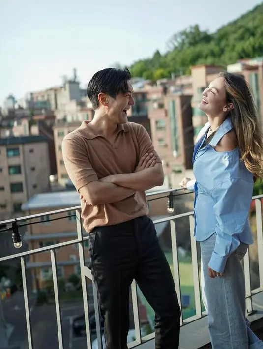 Momen kebersamaanya dengan Siwon yang diunggah di Instagram dan TikTok sukses membuat iri  netizen.  Keduanya tampak kompak mengenakan busana kasual. (Instagram/lunamaya).