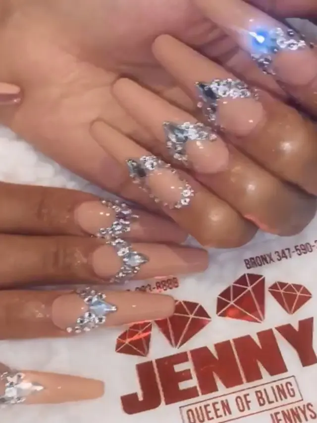 Kuku Cardi B berhias Swarovski di Grammy Awards 2019