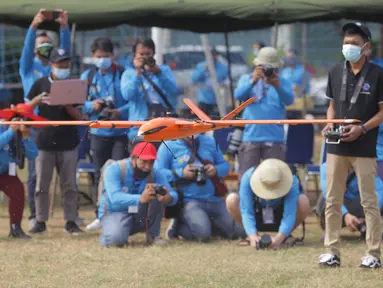 Peserta menerbangkan drone saat lomba drone KASAU CUP KASAU CUP 2020 di Lapangan Wisma Aldiron, Jakarta, Sabtu (12/9/2020). Lomba yang diselengarakan oleh TNI AU World Airsport Federation Federasi Aero Sport Indonesia memperebutkan piala Kasau Cup 2020 dengan lima kategori. (merdeka.com/Imam Buhori)