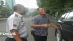 Upaya petugas mengambil paksa kunci mobil pun gagaal karena pengemudi berhasil tancap gas meninggalkan petugas.