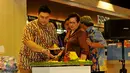Perancang busana Ivan Gunawan memotong tumpeng saat acara peluncuran buku perdananya 'Aku Berkarya Dengan Cinta', Jakarta, Rabu (11/11). Ivan merilis buku untuk memperingati 10 tahun karirnya di bidang fashion. (Liputan6.com/Faisal R Syam)