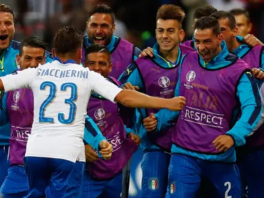 Gelandang Italia, Emanuele Giaccherini melakukan selebrasi bersama rekannya usai mencetak gol kegawang Belgia pada pertandingan grup E Piala Eropa di Stade de Lyon, Prancis, (14/6). Italia menang atas Belgia dengan skor 2-0. (REUTERS/Kai Pfaffenbach)