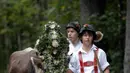 Penggembala Bavaria menggiring hewan ternaknya di pegunungan dekat Oberstdorf, Jerman, Kamis (13/9). Memasuki musim gugur, penggembala Bavaria akan memindahkan hewan ternak mereka untuk mendapatkan rumput di lembah. (AP Photo/Matthias Schrader)