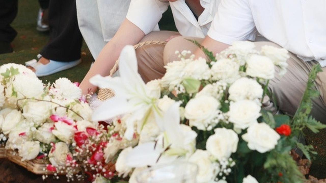 Penuh Haru, Momen Tabur Bunga Penuh Air Mata di Pemakaman Hotma Sitompul