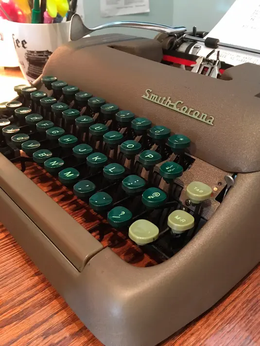 Mesin ketik Smith-Corona yang berfungsi dari tahun 1950-an dijual di toko Gramercy Typewriter Co, New York, Amerika Serikat, 28 Juni 2019. Menurut pemilik toko, Paul Schweitzer (80) mesin ketik vintage dikirim dari seluruh negeri untuk perbaikan dan pemulihan. (Katherine Roth via AP)