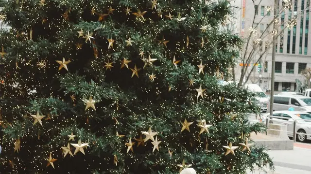 Dari Bomber Jacket hingga Fur Bucket Hat, Inspirasi Winter Look Raisa Saat Liburan Akhir Tahun di Korea Selatan