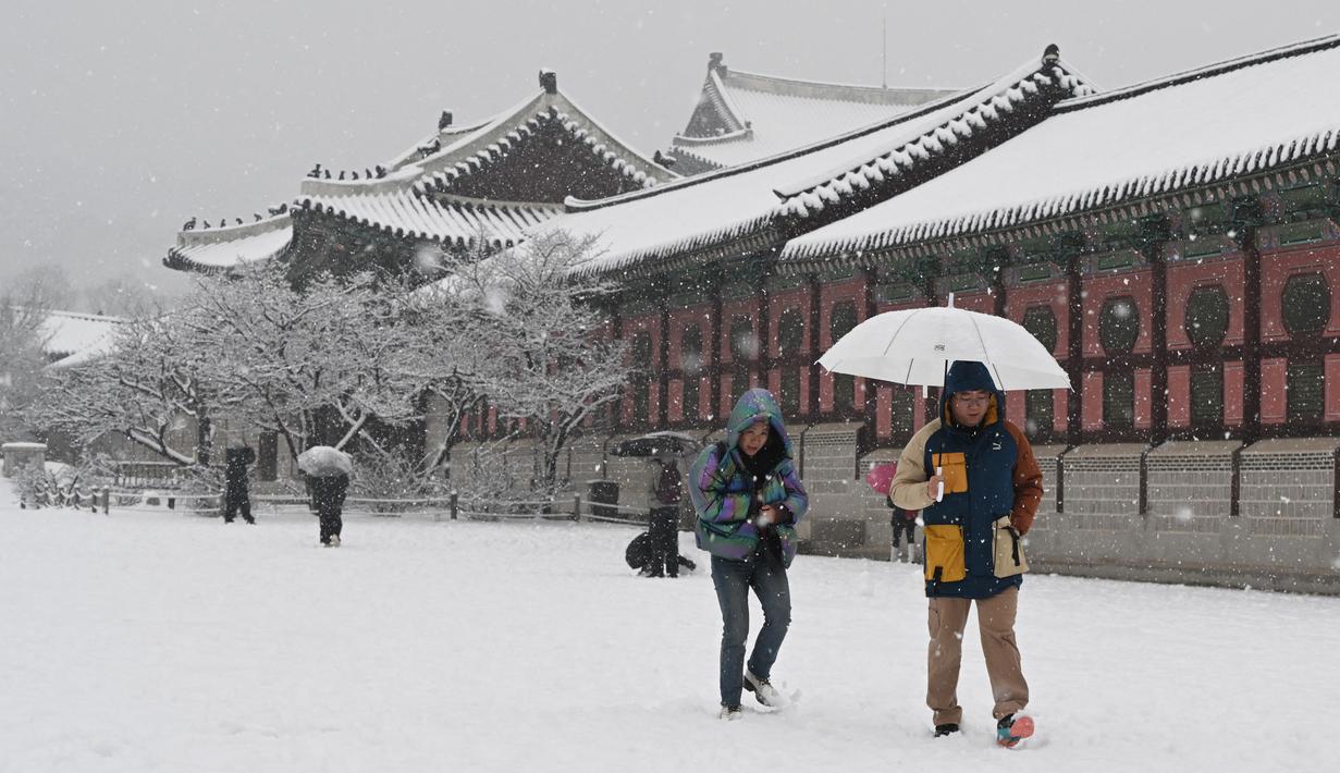 Istana Gyeongbokgung menjadi salah satu destinasi yang tidak boleh dilewatkan jika wisata ke Korea Selatan.  (Jung Yeon-je / AFP)