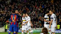 Dua pemain Barcelona, Paco Alcacer (kiri depan) dan Arda Turan melakukan selebrasi pada laga kontra Borussia Monchengladbach, Rabu (6/12/2016) atau Kamis (7/12/2016) dini hari WIB, di Estadio Camp Nou.  (Reuters/Albert Gea)