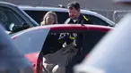 Polisi mengambil foto TKP setelah penembakan di tempat parkir Walmart, Duncan, Oklahoma, Amerika Serikat, Senin (18/11/2019 ). Kejadian tersebut menewaskan tiga orang, termasuk seorang pelaku. (J Pat Carter/Getty Images/AFP)