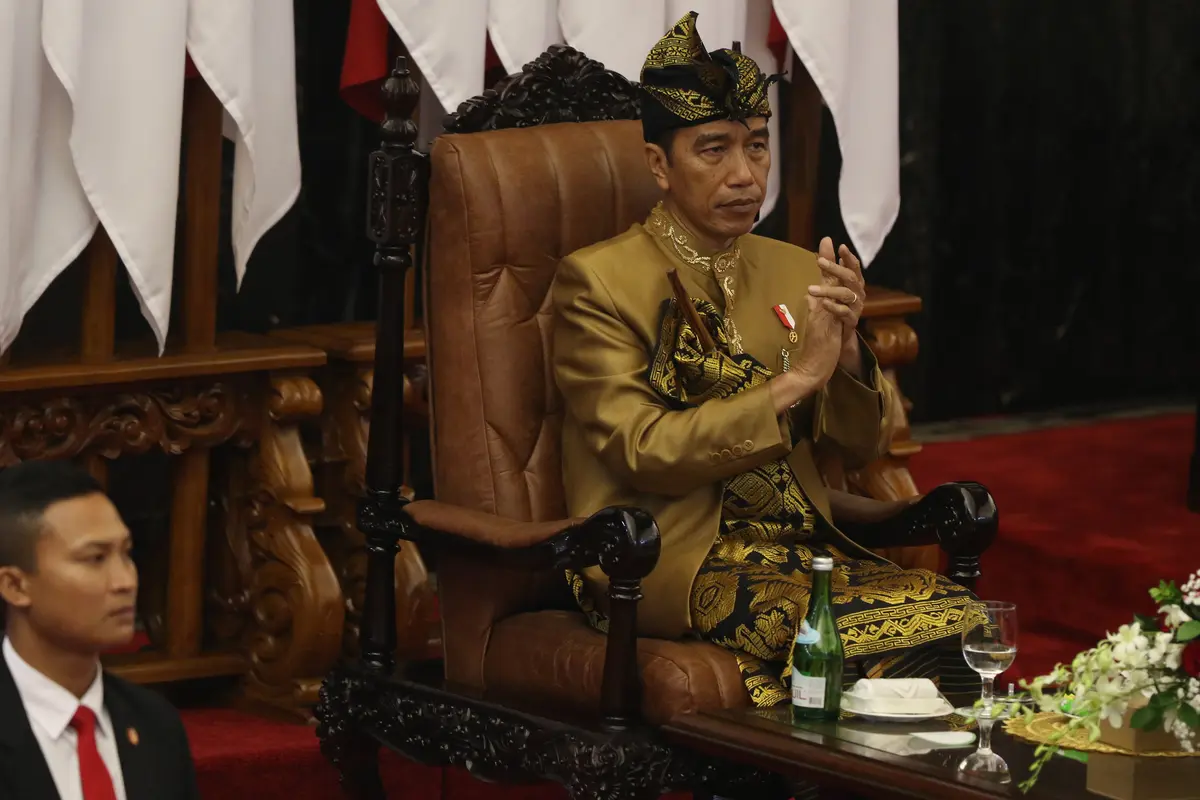 Jokowi Berbaju Sasak
