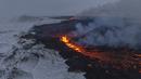 Letusan yang ditayangkan langsung oleh televisi itu memperlihatkan semburan lava oranye muncul dari celah di tanah. (AP Photo/Marco Di Marco)