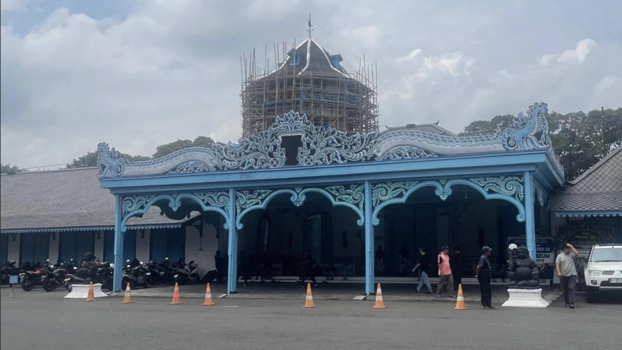 Raja ‘Kembar’ Keraton Solo Tak Lagi Salat Jumat Bersama di Masjid Agung