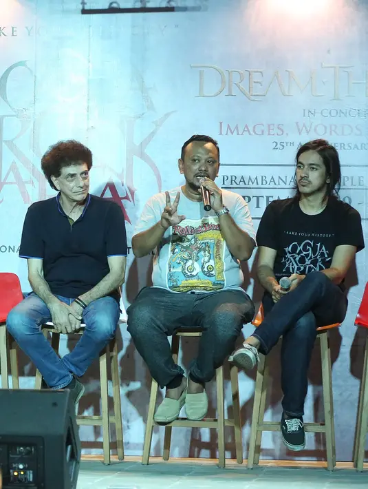 Pehelatan festival musik tersebut akan berlangsung pada 29-30 September 2017. Namun ada perubahan untuk lokasi, semula JogjaRockarta ini akan digelar di Candi Prambanan, namun dipindahkan ke Stadion Kridosono. (Bambang E.Ros/Bintang.com)