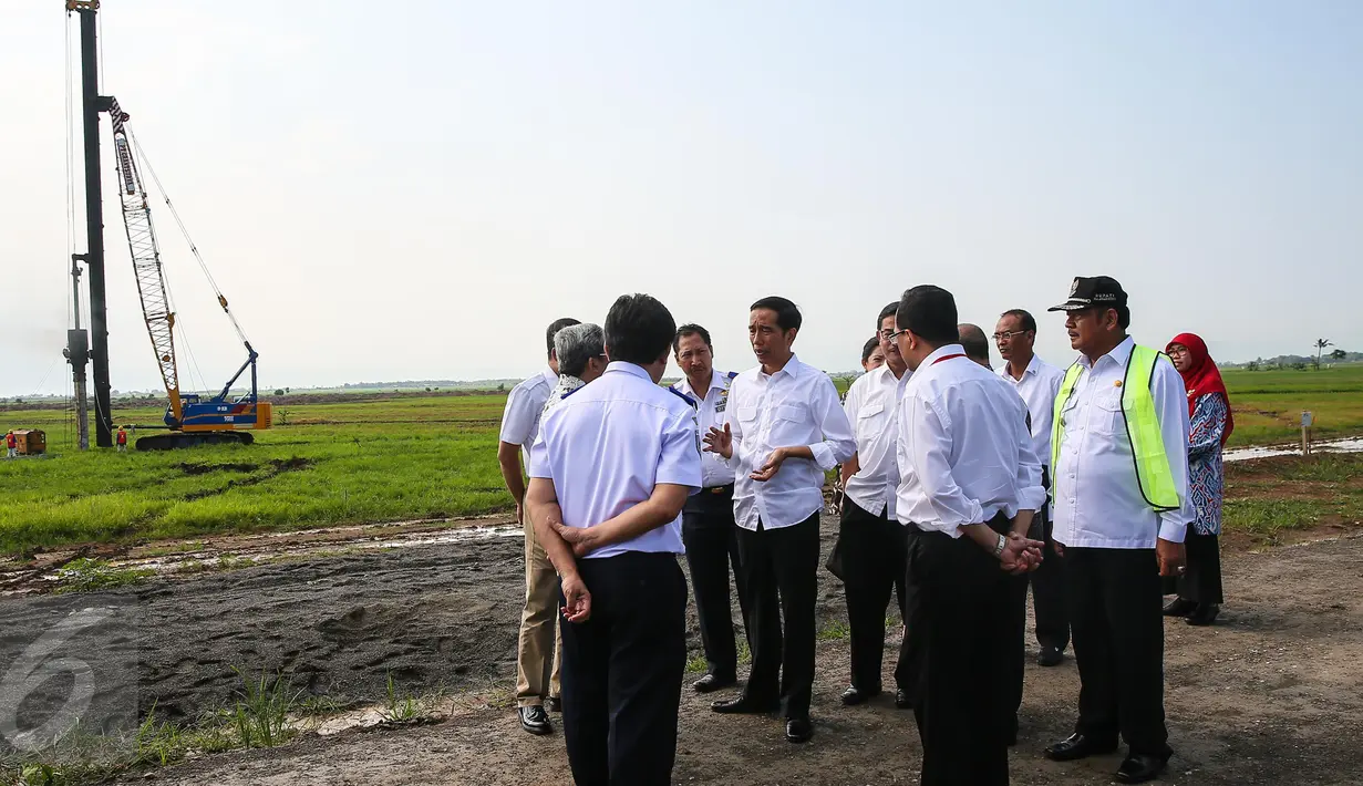 Presiden Joko Widodo berdiskusi dengan sejumlah menteri dan Gubernur Jawa Barat saat meninjau bandara Internasional Kertajati di Majalengka, Jawa Barat, (14/1). Bandara memiliki panjang runway 3.000 meter dan lebar 60 meter. (Liputan6.com/Faizal Fanani)
