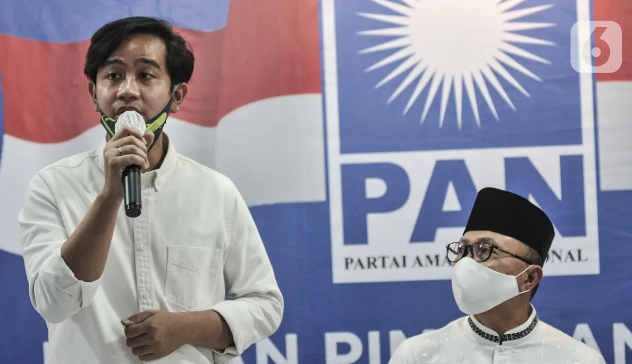 Bakal calon Wali Kota Solo, Gibran Rakabuming Raka (kiri) memberikan keterangan saat penyerahan surat rekomendasi dari PAN di Jakarta, Rabu (12/8/2020). PAN telah resmi memberikan dukungannya kepada Gibran Rakabuming dan Teguh Prakosa pada Pilkada Solo 2020. (merdeka.com/Iqbal Nugroho)