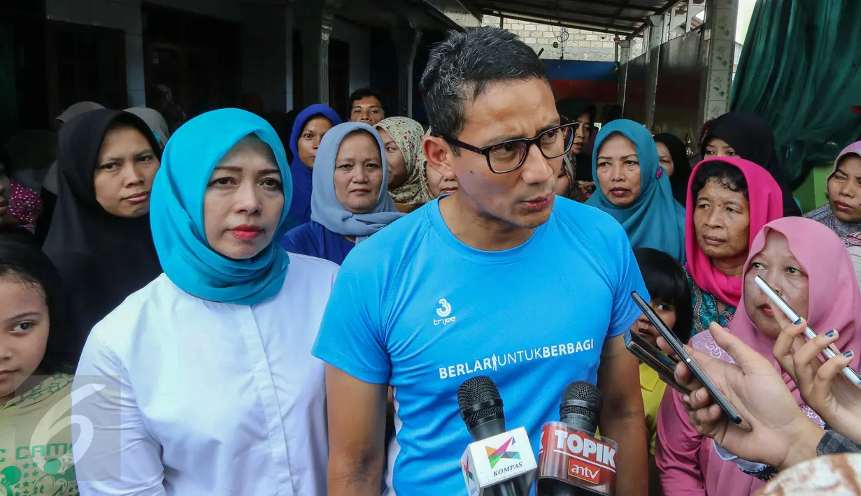 Balon gubernur DKI Jakarta Sandiaga Uno memberikan keterangan pers usai bertemu warga Meruya Utara, Jakarta, (15/5/2016). Sandiaga Uno juga mendengarkan curhatan dan masukan dari para warga untuk Jakarta yang lebih baik. (Liputan6.com/Faizal Fanani)