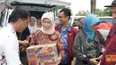 Citizen6, Pandeglang: Ketua TP PKK Pandeglang Hj. Siti Erna Erwan salurkan bantuan sembako dan obat-obatan melalui Camat Sobang Widodo bagi korban banjir di Desa Bojen, Kecamatan Subang.(Pengirim: Ade Setiawan)